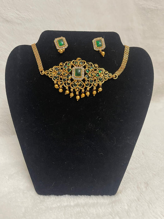 Cute Simple Green Matte Finish Chocker Set